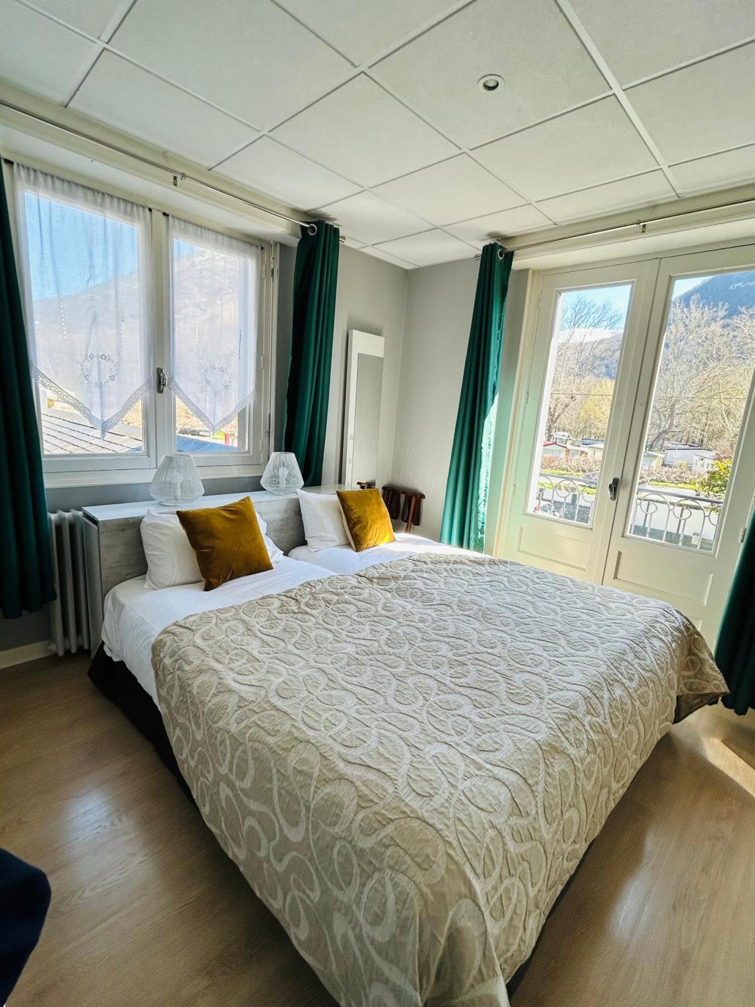 Logis Hotel L'Ayguelade Bielle Luaran gambar